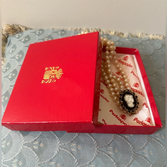 Vintage double strand hand knotted pearl necklace from Mallorca 2 cameo brooches - Picture 13 of 16
